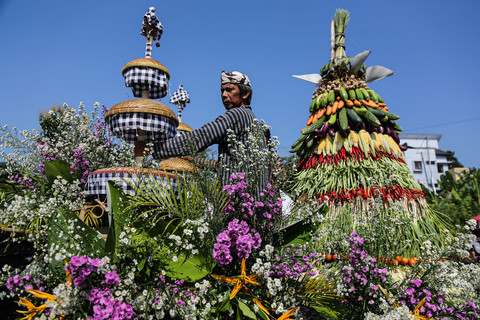 Warga berada diatas mobil saat mengarak gunungan hasil pertanian dalam acara tradisi gelar budaya Festival Apitan Sedekah Bumi di Kampung Kelurahan Gedawang, Semarang, Jawa Tengah, Sabtu (10/5/2025). Foto: ANTARA FOTO/Makna Zaezar