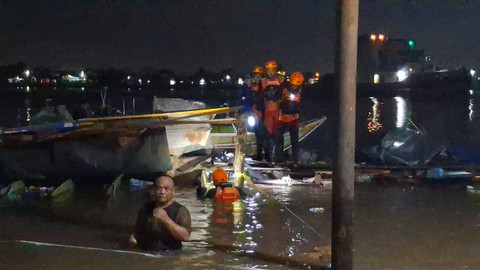 Tim SAR gabungan saat mencari empat ABK yang hilang setelah ledakan Kapal Jukung di Sungai Musi Palembang. Foto : Basarnas Palembang