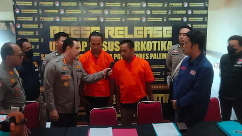 Kedua tersangka penyelundupan narkoba saat dihadirkan di press release Polrestabes Palembang. Foto : Istimewa
