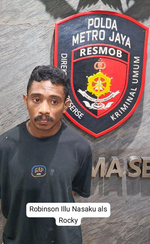 Dua pelaku yang mencuri motor dengan modus mengaku debt collector di Jakarta Timur. Foto: Dok. Istimewa