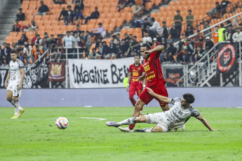 Pemain Persija Hanif Sjahbandi berebut bola dengan pemain Brandon James Wilson pada pertandingan BRI Liga 1 di Stadion Jakarta Internasional Stadium, Tanjung Priuk, Jakarta Utara, Sabtu (10/5/2025). Foto: Darryl Ramadhan/kumparan