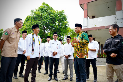 Menteri Sosial Saifullah Yusuf (Gus Ipul) mengunjungi kompleks SMAN 16 Samarinda yang diusulkan menjadi lokasi calon sekolah rakyat, Sabtu (10/5/3025). Foto: Dok. Kemensos