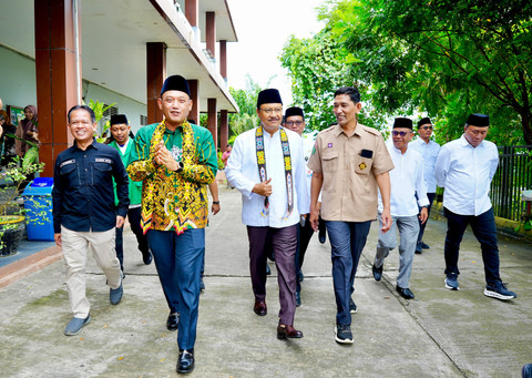 Menteri Sosial Saifullah Yusuf (Gus Ipul) mengunjungi kompleks SMAN 16 Samarinda yang diusulkan menjadi lokasi calon sekolah rakyat, Sabtu (10/5/3025). Foto: Dok. Kemensos