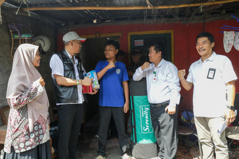 Wakil Menteri Sosial (Wamensos) Agus Jabo Priyono mengunjungi rumah calon siswa Sekolah Rakyat, Alfian (15) dan Galuh (14), di Yogyakarta, Sabtu (10/5/2025), untuk memastikan mereka benar-benar dari keluarga miskin. Foto: Dok. Kemensos