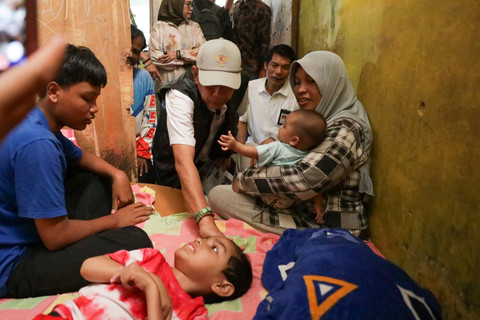 Wakil Menteri Sosial (Wamensos) Agus Jabo Priyono mengunjungi rumah calon siswa Sekolah Rakyat, Alfian (15) dan Galuh (14), di Yogyakarta, Sabtu (10/5/2025), untuk memastikan mereka benar-benar dari keluarga miskin. Foto: Dok. Kemensos