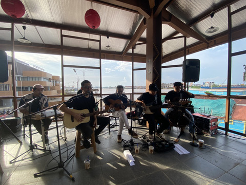 Syndrama tampil manggung lebih dekat dengan penggemarnya di Minijoy, Pontianak pada Sabtu sore, 10 Mei 2025. Foto: Alycia Tracy Nabila/Hi!Pontianak