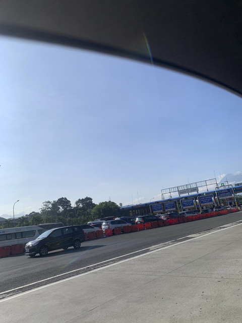 Macet parah jelang exit Tol Jagorawi arah Puncak, Minggu (11/5/2025). Foto: Mirsan Simamora/kumparan