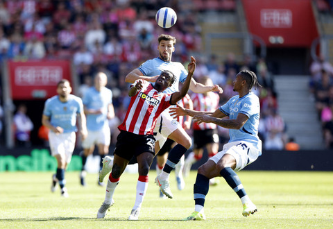 Kamaldeen Sulemana dari Southampton beraksi dengan pemain Manchester City, Ruben Dias dan Manuel Akanji pada pertandingan Liga Inggris antara Southampton vs Manchester City di Stadion St Mary's, Southampton, Inggris, Sabtu (10/5/2025) malam WIB. Foto: Peter Cziborra/REUTERS