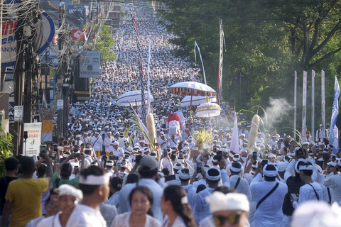 Ribuan umat Hindu beriring-iringan berjalan kaki menuju Pura Uluwatu saat rangkaian upacara Masupati Sesuhunan Ida Bhatara Dewa Ayu di Badung, Bali, Minggu (11/5/2025). Foto: Nyoman Hendra Wibowo/ANTARA FOTO