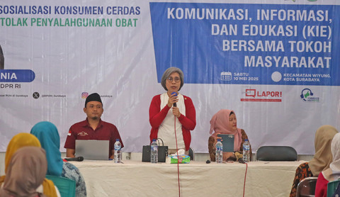 Indah Kurnia (Anggota DPR RI) bersama BPOM Surabaya melakukan sosialisasi KLIK pada warga. Foto dan naskah : Dipta Wahyu / Basra