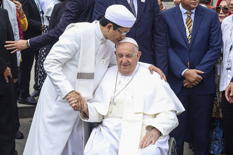 Imam Besar Masjid Istiqlal Nasaruddin Umar mencium kening Pemimpin Takhta Suci Vatikan Paus Fransiskus saat berkunjung di Masjid Istiqlal, Jakarta, Kamis (5/9/2024). Foto: Iqbal Firdaus/kumparan