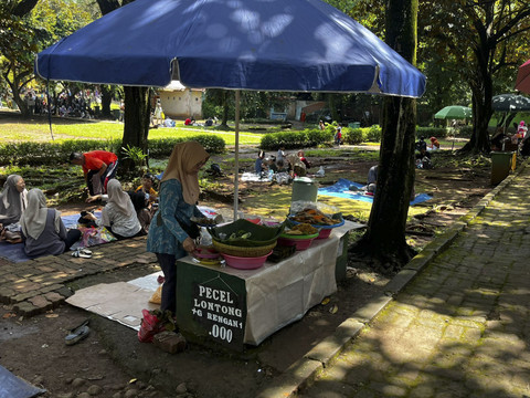 Pedagang di Area Kebun Binatang Ragunan, Minggu (11/5/2025). Foto: Rayyan Farhansyah/kumparan
