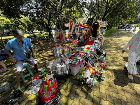 Pedagang di Area Kebun Binatang Ragunan, Minggu (11/5/2025). Foto: Rayyan Farhansyah/kumparan