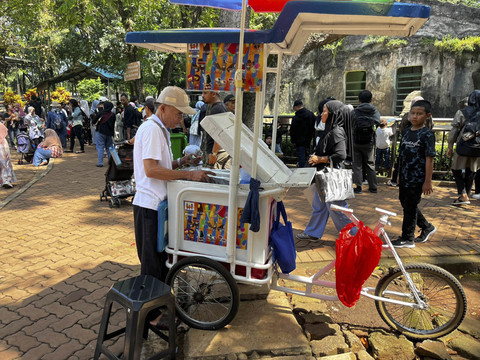 Pedagang di Area Kebun Binatang Ragunan, Minggu (11/5/2025). Foto: Rayyan Farhansyah/kumparan