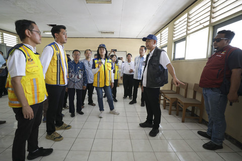 Wakil Menteri Sosial (Wamensos) Agus Jabo Priyono dan Wakil Menteri Pekerjaan Umum, Diana Kusumastuti, meninjau calon lokasi tambahan pembangunan Sekolah Rakyat di kawasan Taman Siswa, Yogyakarta, Sabtu (10/5/2025). Foto: Kemensos RI