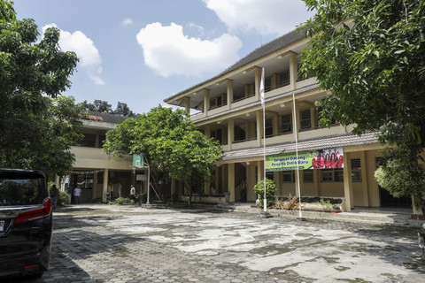Wakil Menteri Sosial (Wamensos) Agus Jabo Priyono dan Wakil Menteri Pekerjaan Umum, Diana Kusumastuti, meninjau calon lokasi tambahan pembangunan Sekolah Rakyat di kawasan Taman Siswa, Yogyakarta, Sabtu (10/5/2025). Foto: Kemensos RI