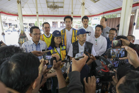 Wakil Menteri Sosial (Wamensos) Agus Jabo Priyono dan Wakil Menteri Pekerjaan Umum, Diana Kusumastuti, meninjau calon lokasi tambahan pembangunan Sekolah Rakyat di kawasan Taman Siswa, Yogyakarta, Sabtu (10/5/2025). Foto: Kemensos RI