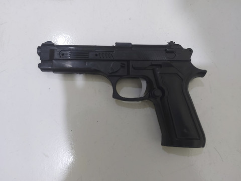 Barang bukti pistol mainan yang digunakan pelaku saat bentrok suporter bola di Cikarang, Bekasi. Foto: Dok. Istimewa