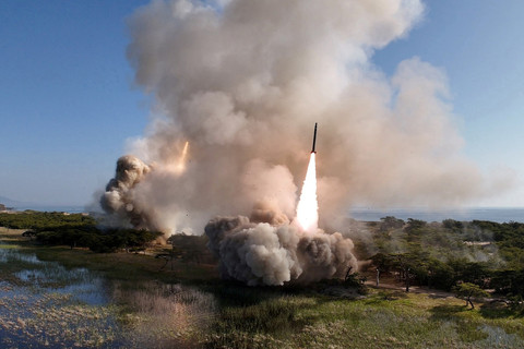 Uji coba rudal yang diluncurkan di Korea Utara. Foto: KCNA/via REUTERS