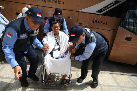Petugas membantu mendorong kursi roda yang dinaiki seorang calon haji Indonesia kloter JKG 01 dari Madinah sesampainya di Hotel Al Ghader, Syisyah, Makkah, Arab Saudi, Sabtu (10/5/2025). Foto: Andika Wahyu/ANTARA FOTO