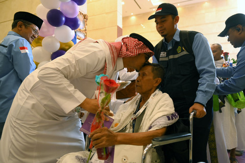 Petugas menyambut seorang calon haji Indonesia kloter JKG 01 dari Madinah yang berkursi roda sesampainya di Hotel Al Ghader, Syisyah, Makkah, Arab Saudi, Sabtu (10/5/2025). Foto: Andika Wahyu/ANTARA FOTO