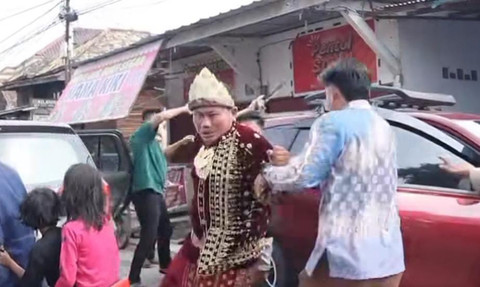 Potongan video saat peristiwa pembacokan calon pengantin di Palembang. (ist)