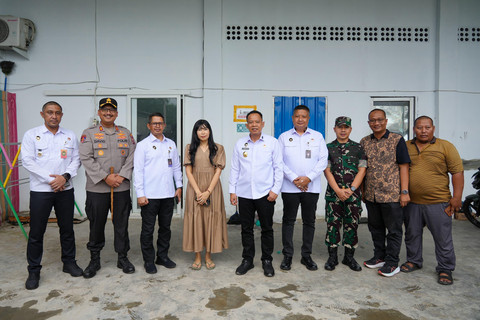 Kemenko Polkam tinjau kondisi keamanan dan kondusivitas kegiatan usaha pabrik es yang sempat tutup usai diintimidasi ormas, di Desa Pantai Gemi, Kabupaten Langkat, Sumatera Utara, Sabtu (10/5/2025). Foto: Kemenko Polkam