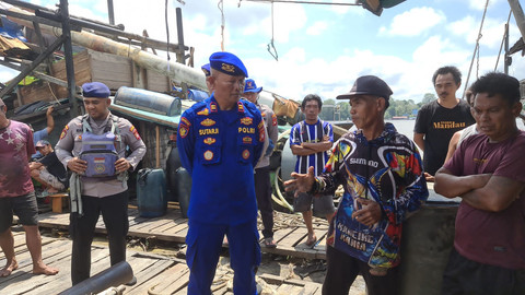 Jajaran Satpolairud Polres Sintang menyambangi lanting jek pekerja PETI saat patroli perairan. Foto: Dok. Istimewa