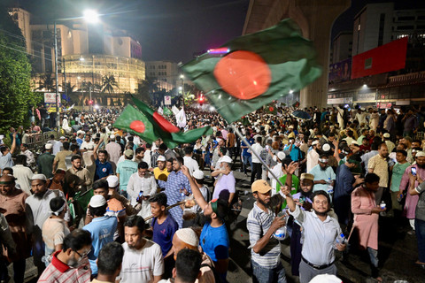 Warga merayakan setelah pemerintah sementara secara resmi melarang semua kegiatan Liga Awami Bangladesh di Dhaka, Bangladesh, Sabtu (10/5/2025). Foto: MUNIR UZ ZAMAN / AFP