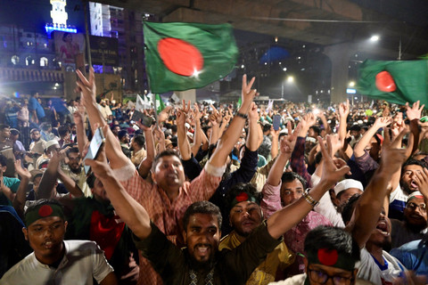 Warga merayakan setelah pemerintah sementara secara resmi melarang semua kegiatan Liga Awami Bangladesh di Dhaka, Bangladesh, Sabtu (10/5/2025). Foto: MUNIR UZ ZAMAN / AFP