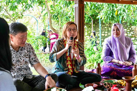 Wamenekraf Irene Umar kenalkan kuliner lokal NTB kepada 27 perwakilan keduaan besar negara-neraga sahabat. Foto: Kemenekraf