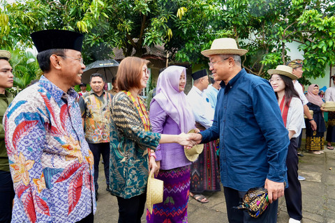 Wamenekraf Irene Umar kenalkan kuliner lokal NTB kepada 27 perwakilan keduaan besar negara-neraga sahabat. Foto: Kemenekraf