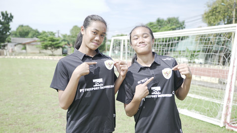 Jazlyn (kiri) dan Jezlyn (kanan), si kembar di Timnas Wanita Indonesia. Foto: Kumparan/Andi Fajar
