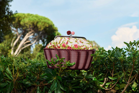 Tas anyaman rotan dari koleksi Weekend Max Mara x Ashley Park. Foto: Weekend Max Mara