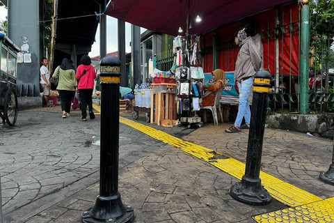 Suasana di sekitar Stasiun Pasar Minggu, Jakarta Selatan, Minggu (11/5/2925). Foto: Rayyan Farhansyah/kumparan