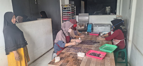 Berkat bantuan permodalan dari BRI, Hayanah bersama Kelompok Wanita Tani (KWT) Sri Mandiri di Desa Sembawa, Kuningan, Jawa Barat mengembangkan usaha ubi jalar hingga skala lebih besar. Foto: dok. BRI