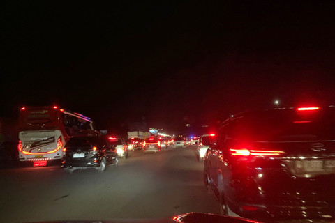 Macet parah di Exit Tol Jagorawi arah Puncak, Bogor, Minggu (11/5/2025). Foto: Mirsan Simamora/kumparan