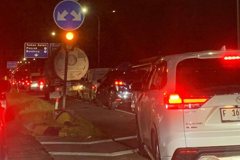 Arus kendaraan lumpuh total di exit Tol Jagorawi, Bogor, Minggu (11/5/2025). Foto: Mirsan Simamora/kumparan