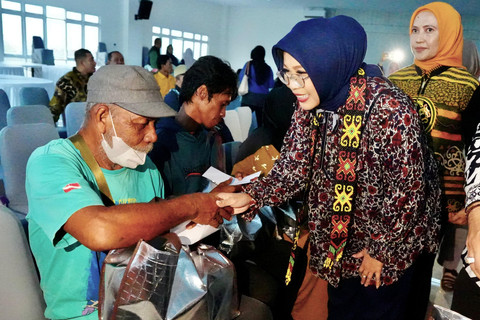 Penasihat I Dharma Wanita Persatuan (DWP), Fatma Saifullah Yusuf salurkan bantuan di Samarinda. Foto: Kemensos RI