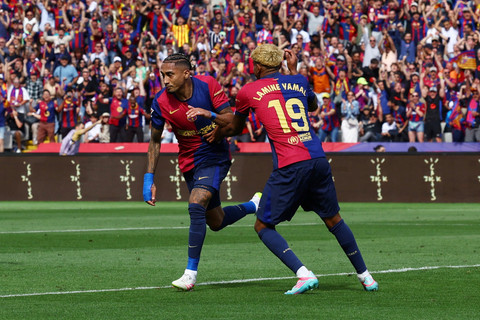 Selebrasi pemain FC Barcelona Raphinha usai mencetak gol ke gawang Real Madrid pada pertandingan Liga Spanyol di Estadi Olimpic Lluis Companys, Barcelona, Spanyol, Minggu (11/5/2025). Foto: Albert Gea/REUTERS