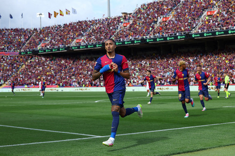 Selebrasi pemain FC Barcelona Raphinha usai mencetak gol ke gawang Real Madrid pada pertandingan Liga Spanyol di Estadi Olimpic Lluis Companys, Barcelona, Spanyol, Minggu (11/5/2025). Foto: Albert Gea/REUTERS