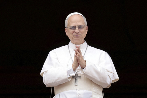 Paus Leo XIV memberikan salam hormat saat memimpin doa Regina Caeli dari atas balkon Gereja Basilika Santo Petrus di Vatikan, Minggu (11/5/2025). Foto: Remo Casilli/Reuters