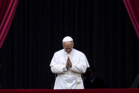 Paus Leo XIV memberikan salam hormat saat memimpin doa Regina Caeli dari atas balkon Gereja Basilika Santo Petrus di Vatikan, Minggu (11/5/2025). Foto: Marko Djurica/Reuters