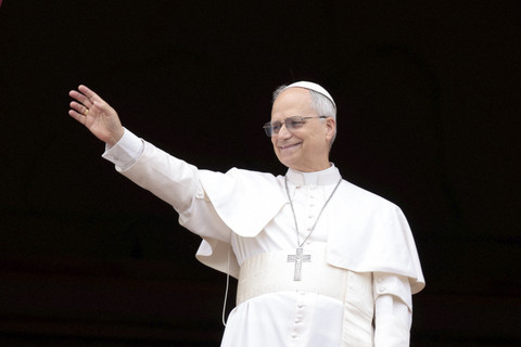 Paus Leo XIV melambaikan tangan saat memimpin doa Regina Caeli dari atas balkon Gereja Basilika Santo Petrus di Vatikan, Minggu (11/5/2025). Foto: Remo Casilli/Reuters