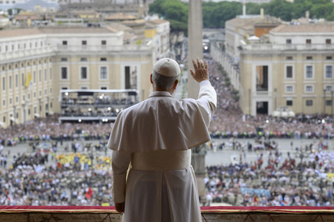 Paus Leo XIV melambaikan tangan saat memimpin doa Regina Caeli dari atas balkon Gereja Basilika Santo Petrus di Vatikan, Minggu (11/5/2025). Foto: Francesco Sforza/Media Vatican handout via REUTERS