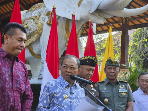 Gubernur Bali Wayan Koster bersama Forkopimda Bali jumpa pers tentang keberadaan ormas di Rumah Jabatan Gubernur Bali. Foto: Denita BR Matondang/kumparan