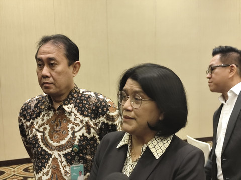 Dirjen Farmasi dan Alat Kesehatan (Farmalkes) Lucia Rizka Andalucia menjawab pertanyaan wartawan di Jakarta, Senin (12/5/2025). Foto: Alya Zahra/kumparan 