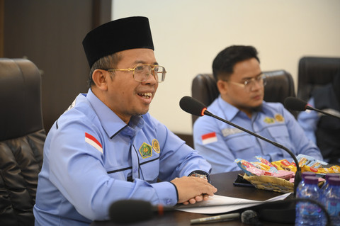 Direktur Layanan Haji Luar Negeri Kemenag Muchlis Hanafi (kiri) bersama Tenaga Ahli Badan Penyelenggara Haji Ichsan Marsha (kanan) menyampaikan penjelasan pada konferensi pers di Kantor Urusan Haji Indonesia, Makkah, Arab Saudi, Minggu (11/5/2025). Foto: Andika Wahyu/ANTARA FOTO