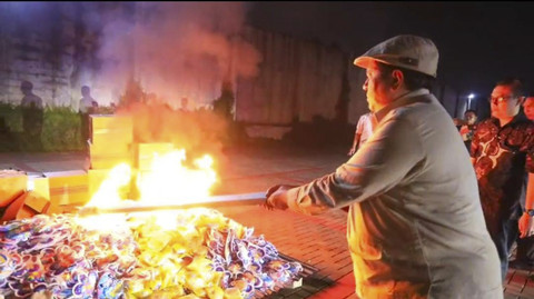 Kepala BPJPH Haikal Hassan Musnahkan Produk Mengandung Porcine. Foto: Dok. BPJPH