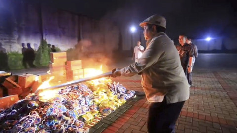 Kepala BPJPH Haikal Hassan Musnahkan Produk Mengandung Porcine. Foto: Dok. BPJPH